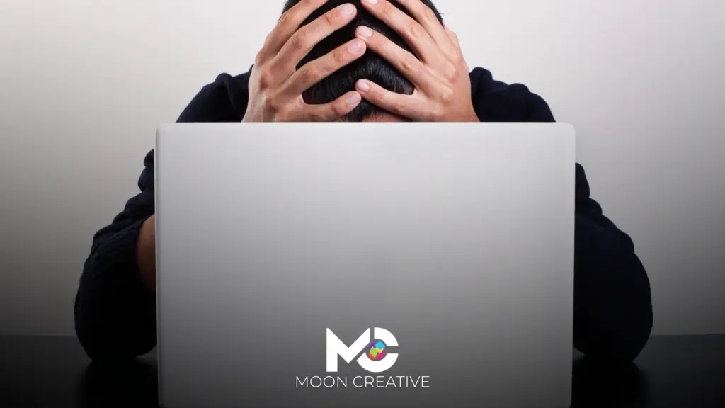 Symbolbild: Mann verzweifelt mit Website-Performance-Analyse – Ladezeiten, Nutzerverhalten und Conversions im Überblick
