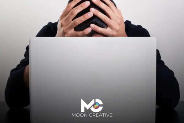 Symbolbild: Mann verzweifelt mit Website-Performance-Analyse – Ladezeiten, Nutzerverhalten und Conversions im Überblick