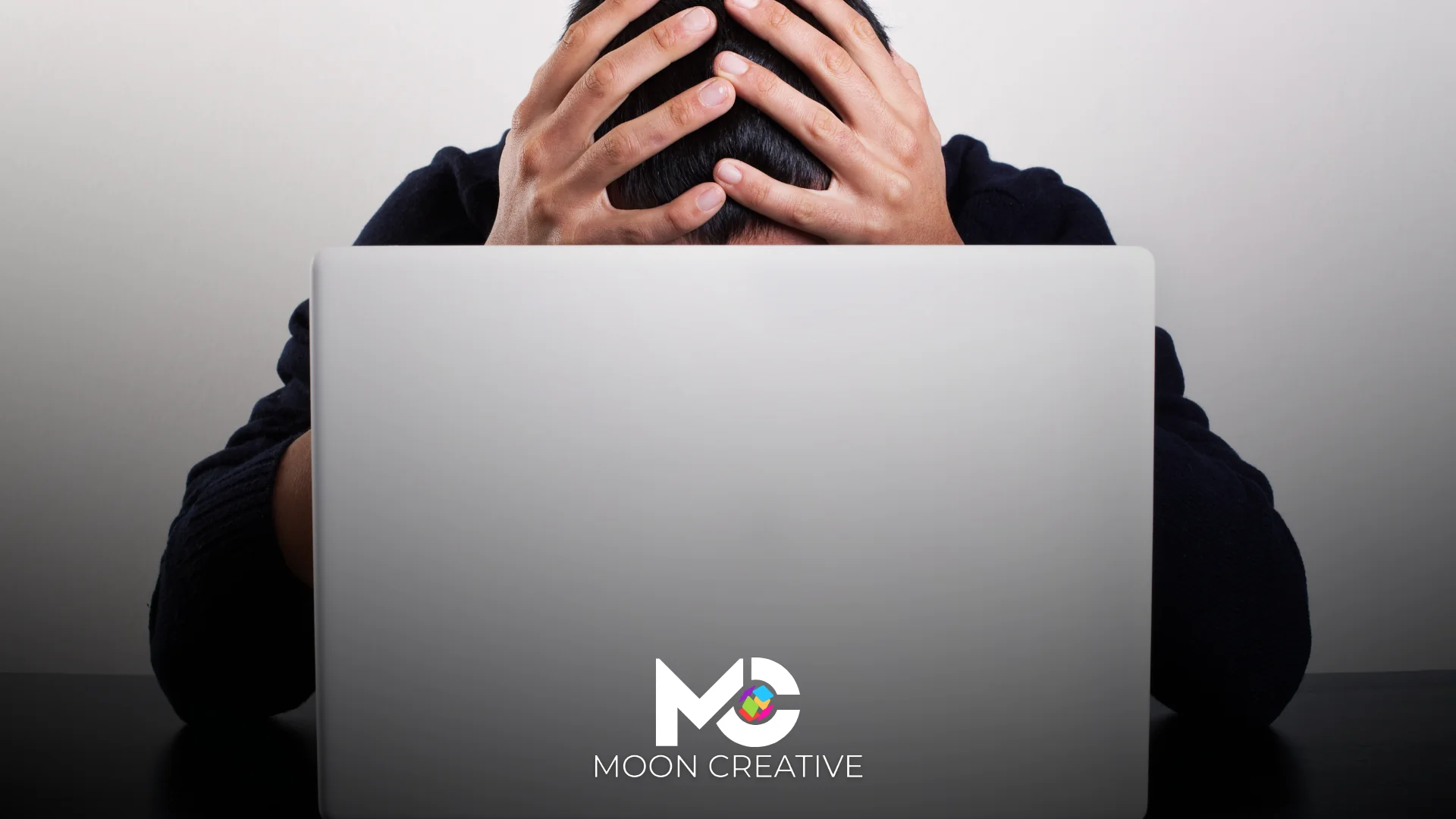 Symbolbild: Mann verzweifelt mit Website-Performance-Analyse – Ladezeiten, Nutzerverhalten und Conversions im Überblick