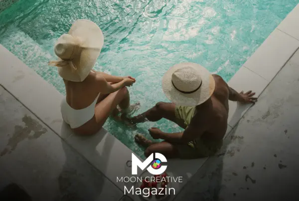 Bewusster Lifestyle – aufgeräumter Schreibtisch mit Notizbuch, Tee, Sonnenlicht und natürlicher Ästhetik